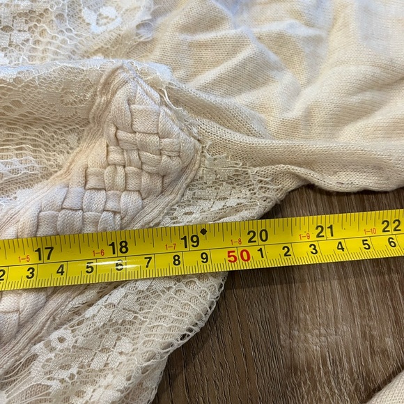 Angle of the North Cream Sweater crochet, braiding and lace appliqués - Picture 5 of 8